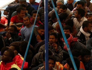 Τριακόσιοι ενενήντα τέσσερις μετανάστες και πρόσφυγες αποβιβάσθηκαν σε λιμάνι της Ιταλίας